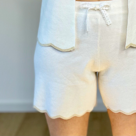 Short Betty Écru et détail doré Homewear ensemble avec veste Betty