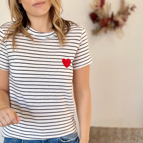 Tee-shirt marinière manches courtes rayé beige et noir avec coeur rouge