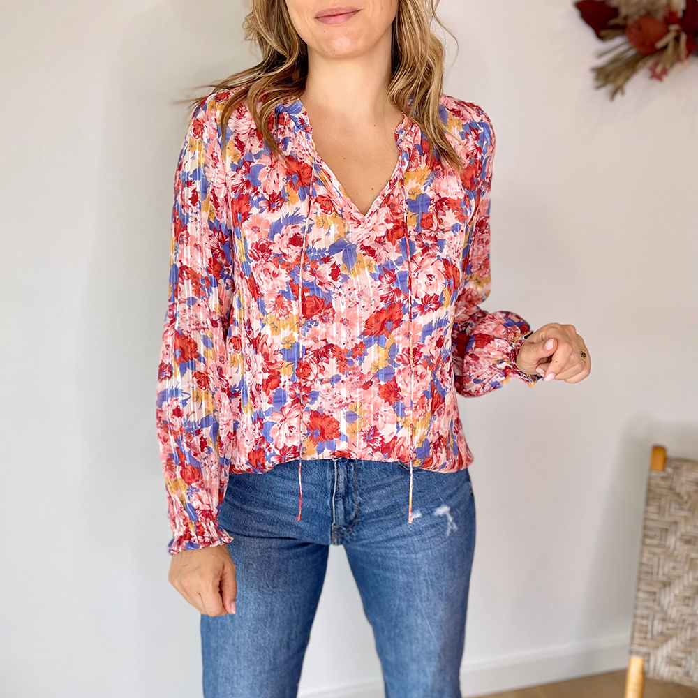 Blouse rouge et bleue aux manches longues et petit col V avec finition volants