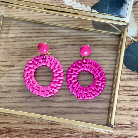 Boucles d'oreilles en acier inoxydable doré et rotin tissé rose fuchsia