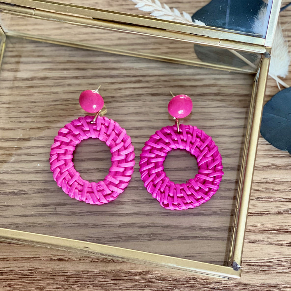 Boucles d'oreilles en acier inoxydable doré et rotin tissé rose fuchsia