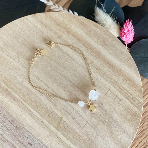 Bracelet double en perles blanche avec étoile et chaine en acier inoxydable dorée
