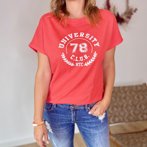 Tee-shirt en coton corail avec inscription blanche