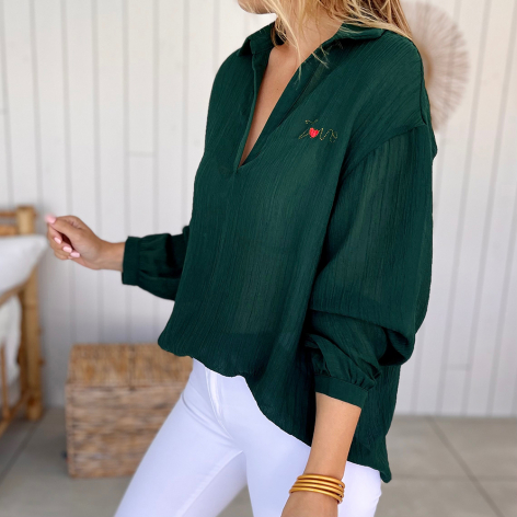 Blouse voilage verte avec inscription 'love' sur la poitrine