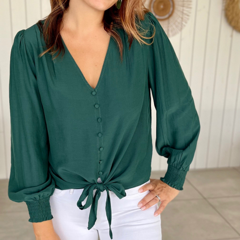 Blouse verte col V avec boutonnage et noeud à la taille